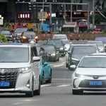 　北京市内を走る車＝７月（共同）
