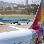 　韓国の金浦空港に駐機するアシアナ航空機（手前）と大韓航空機＝１２日（聯合＝共同）