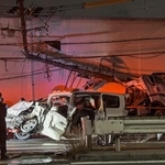 　トラックと車の事故があった大阪市住之江区の現場＝１２日午後８時２分