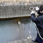 　京都府立大の原田浩二教授による大阪空港周辺の水路調査＝４月、大阪府豊中市