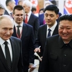 　ロシアのプーチン大統領（左）と北朝鮮の金正恩朝鮮労働党総書記＝２０２４年６月、平壌（ＡＰ＝共同）