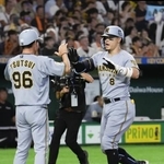 　７回、通算１５０号本塁打を放ち、コーチに迎えられる阪神・佐藤＝東京ドーム