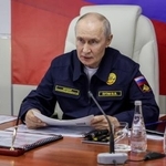 　１２日、ロシア極東サハリン州で海軍の太平洋艦隊幹部らと会合を開いたプーチン大統領（ロシア大統領府提供・タス＝共同）