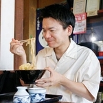 　うどんを食べるユーチューバーの武正倫さん＝７月、埼玉県内