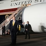 　トルコからの帰路、中継地の英国の基地で航空機を乗り換えるトランプ米大統領＝７月８日（ＡＰ＝共同）