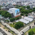 　熊本城。右下は崩れた石垣＝１０日、熊本市