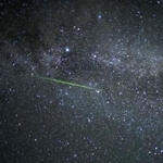 　「ペルセウス座流星群」が出現のピークを迎え、新潟県佐渡市で見られた流れ星＝１２日夜（１０秒露光）