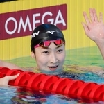 　女子５０メートルバタフライ決勝のレースを終え、声援に応える池江璃花子。２５秒９６で６位だった＝アーバイン（共同）