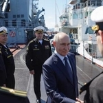 　ロシア海軍のミサイル巡洋艦を訪れるプーチン大統領＝１３日、極東ユジノサハリンスク（ロシア大統領府提供、タス＝共同）