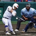 　東海大甲府-健大高崎　５回裏健大高崎１死一、二塁、佐藤が右前に先制打を放つ。捕手岡田＝甲子園