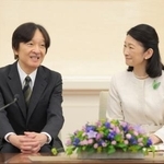　パラグアイ訪問を前に記者会見される秋篠宮ご夫妻＝１３日午前、東京・赤坂御用地の赤坂東邸（代表撮影）