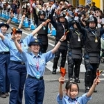 　「よさこい祭り」で踊りを披露する制服姿の警察官ら＝１０日、高知市