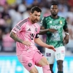 　レオンとのサッカーのカップ戦でプレーするマイアミのリオネル・メッシ選手＝１２日、米マイアミ（ゲッティ＝共同）