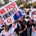 　ザンビアのヒチレマ大統領を支持する人々＝１０日、首都ルサカ（ＡＰ＝共同）