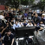　東京・渋谷のハチ公前広場に設置したテレビでブラジル戦を見る人たち＝６月