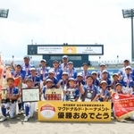 　２年連続９度目の優勝を果たし、記念写真に納まる長曽根ストロングスの選手ら＝松山中央公園野球場