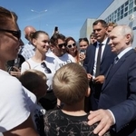 　北方領土・択捉島で、島民の歓迎を受けるロシアのプーチン大統領（右）＝１３日（ＡＰ＝共同）