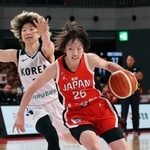 　日本-韓国　第３クオーター、攻め込む田中（右）＝有明アリーナ