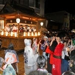 　岐阜県郡上市で始まった「郡上踊」の「徹夜おどり」＝１３日夜