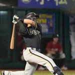 　５回オリックス２死二塁、西川が右越え２ランを放つ＝楽天モバイルパーク