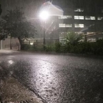 　千葉県庁（奥）付近に降る雨＝１３日午後７時５分、千葉市中央区