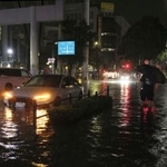 　大雨の影響で冠水した千葉市内の道路＝１４日未明