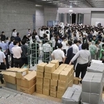 　帰宅困難者向けに開放された千葉県庁の一時滞在場所＝１３日午後１１時３７分