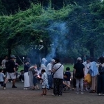 　公園で手持ち花火を楽しむ人たち＝１日、東京都練馬区