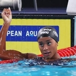 　競泳の欧州選手権、女子５０ｍ背泳ぎ決勝で世界新記録を出したサラ・クルティス＝１３日、パリ（ロイター＝共同）