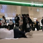 　ＪＲ千葉駅で横になる人＝１４日午前４時５２分