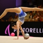 　新体操の世界選手権個人予選後半、ボールを演技する喜田未来乃＝１３日、フランクフルト（ゲッティ＝共同）