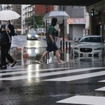 　大雨の影響で冠水した千葉市内の道路＝１４日午前５時１８分
