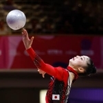 　個人予選　鈴木菜巴のボール＝フランクフルト（共同）