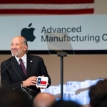 　米ヒューストンのアップルの研修施設を訪れたラトニック商務長官＝１３日（ＡＰ＝共同）
