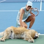 　ナショナルバンク・オープンを制し、犬と記念撮影に臨むイガ・シフィオンテク＝１３日、トロント（ゲッティ＝共同）