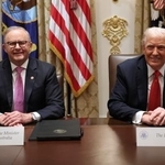 　オーストラリアのアルバニージー首相（左）とトランプ米大統領＝２０２５年１０月、ワシントン（ゲッティ＝共同）