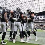 　カージナルスとのオープン戦でＴＤを喜ぶレイダーズの選手たち＝１３日、ラスベガス（ＡＰ＝共同）