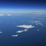 　北海道・根室沖から望む北方四島。歯舞群島（中央）、色丹島（右上）、国後島（左奥）が広がり、はるか右奥にはうっすらと択捉島が見える＝２０１９年１月