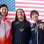 　女子１００メートル平泳ぎで３位となり、表彰式で笑顔を見せる鈴木聡美（右）＝アーバイン（共同）