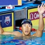 　男子１００メートル平泳ぎ決勝でゴールし、声援に応える大橋信。５８秒５４の日本新で２位に入った＝アーバイン（共同）