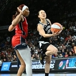 　ミスティックス戦でドライブするエースズの山本麻衣＝１３日、ラスベガス（ＮＢＡＥ提供・ゲッティ＝共同）