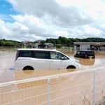 　大雨で水に漬かった千葉県大網白里市内＝１４日午前１１時２４分
