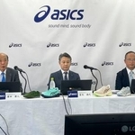 　記者説明会を開いたアシックスの広田康人会長（左）ら＝１４日午後、神戸市