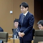 　横浜市議会総務委員会で謝罪する山中竹春市長＝１３日