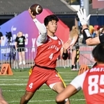 　フラッグフットボール男子のカナダ戦でプレーする谷口＝デュッセルドルフ（共同）