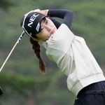 　第１日、４番でティーショットを放つ安田祐香。１１アンダーで首位＝軽井沢７２ゴルフ
