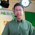 　沖縄県知事選に向け、政策を発表する古謝玄太氏＝１４日午後、那覇市