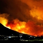 　クロアチア・オミシュ周辺で発生した山火事＝１４日（ＡＰ＝共同）