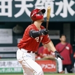 　１回楽天２死一、三塁、ＹＧ安田が右越えに３ランを放つ＝みずほペイペイドーム