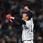 　日南学園-横浜　６回裏、１死満塁を併殺で切り抜け、喜ぶ横浜・織田＝甲子園